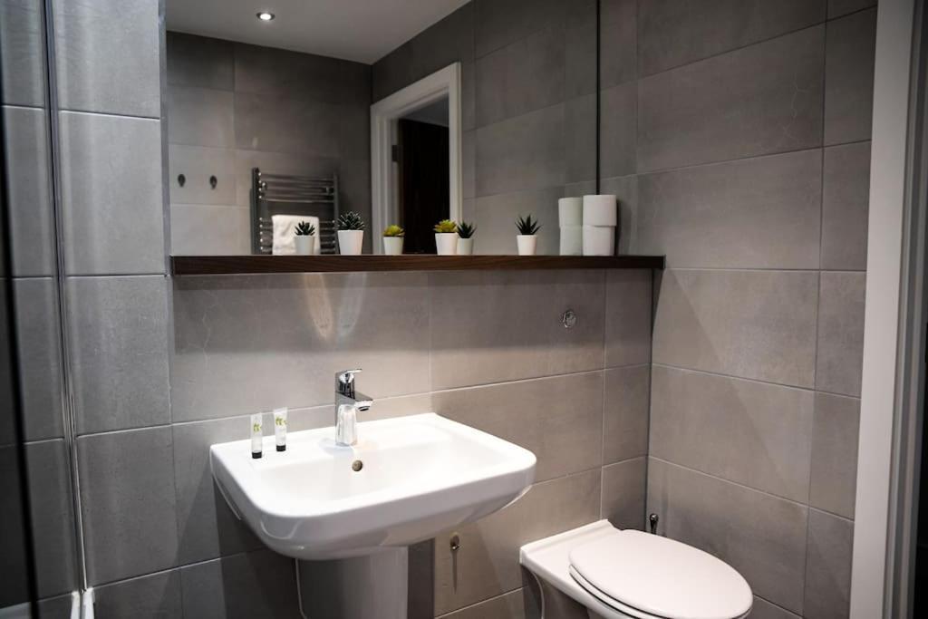 Modern 2 Bedroom Apartment - City Centre - Parking Манчестер Экстерьер фото
