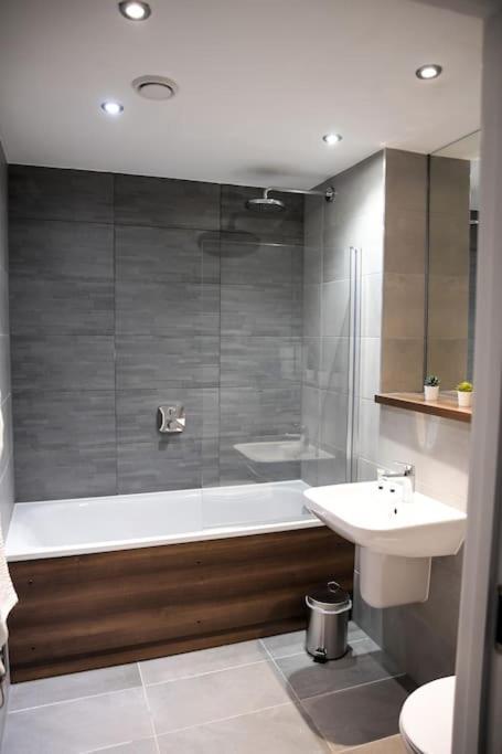 Modern 2 Bedroom Apartment - City Centre - Parking Манчестер Экстерьер фото